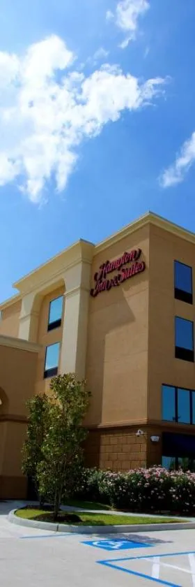 Hampton Inn & Suites by Hilton Tomball Houston NW，位于汤博尔的酒店