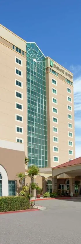 Embassy Suites by Hilton Monterey Bay Seaside，位于滨海城的酒店