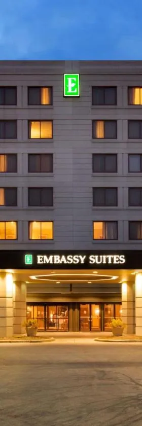 Embassy Suites by Hilton Chicago North Shore Deerfield，位于迪尔菲尔德的酒店