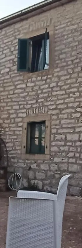 Old house Djurovic，位于赫尔采格诺维的酒店