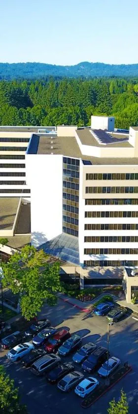 Embassy Suites by Hilton Portland Tigard，位于泰格德的酒店