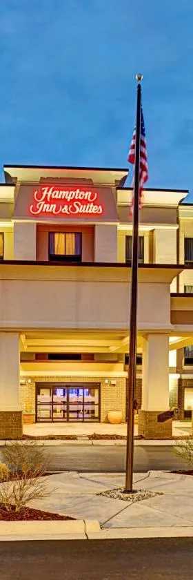 兰辛西部汉普顿套房酒店，位于兰辛的酒店