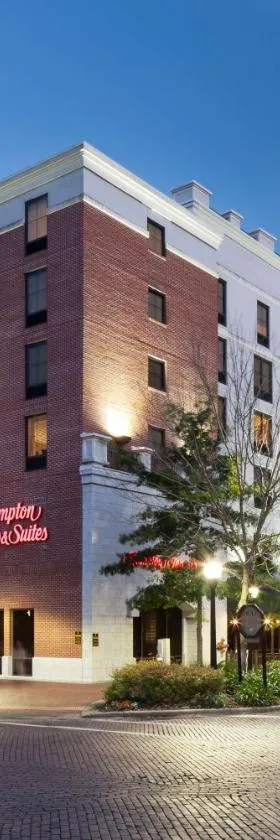 Hampton Inn & Suites Gainesville Downtown，位于盖恩斯维尔的酒店