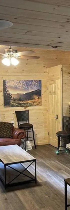 Creekside 3 bedroom 2 bath cabin on private creek，位于班纳埃尔克的酒店