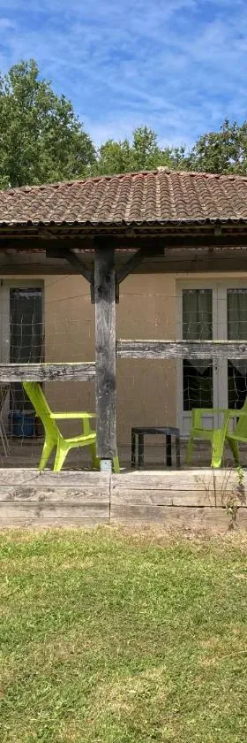 F1 noir/anis, avec terrasse couverte et jardin (E)，位于Compreignac的酒店