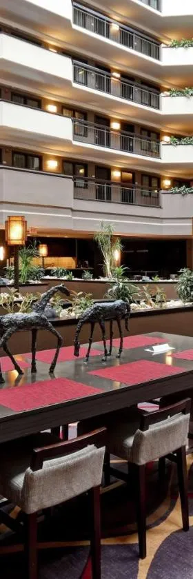 Embassy Suites by Hilton Dulles Airport，位于赫恩登的酒店