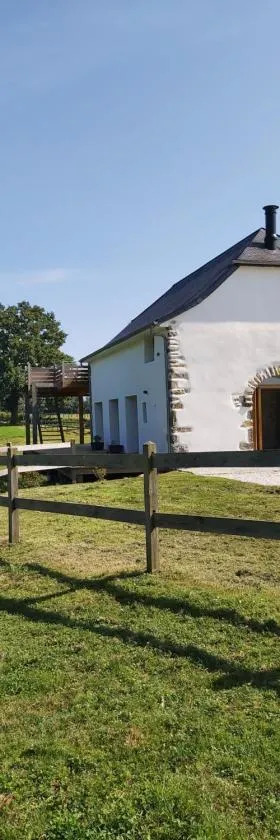 Maison entourée d animaux en pleine campagne，位于Lasseube的酒店