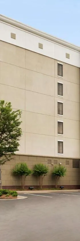 希尔顿亚特兰大阿尔法利塔使馆套房酒店，位于阿尔法利塔的酒店
