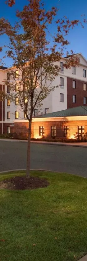 纽敦希尔顿惠庭套房酒店 - 宾夕法尼亚朗豪，位于纽敦的酒店