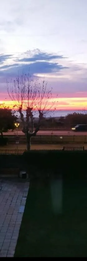 Primera línea de mar y piscina a 20 minutos de Barcelona，位于滨海普雷米亚的酒店