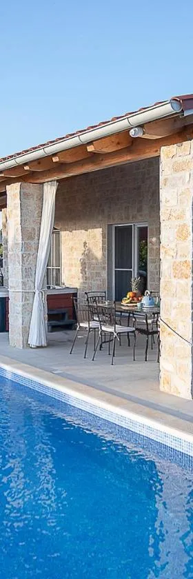 Island Villa Adriana with heated pool and sauna，位于伦的酒店
