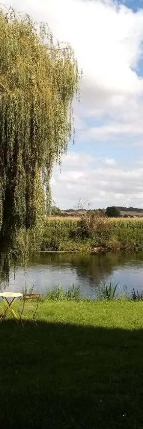 Havre de paix au bords de l'Eure - divers hébergements，位于Neuilly的酒店