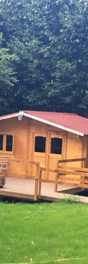 Cabane au milieu des bois，位于Lanvellec的酒店