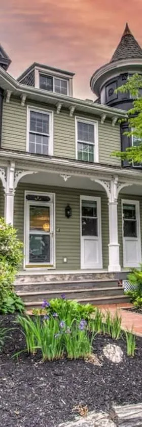 Victorian Manor on Main w 6 beds-10 mins to Lanc，位于Mountville的酒店