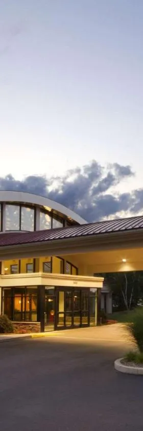 Embassy Suites by Hilton Detroit Metro Airport，位于罗缪勒斯的酒店