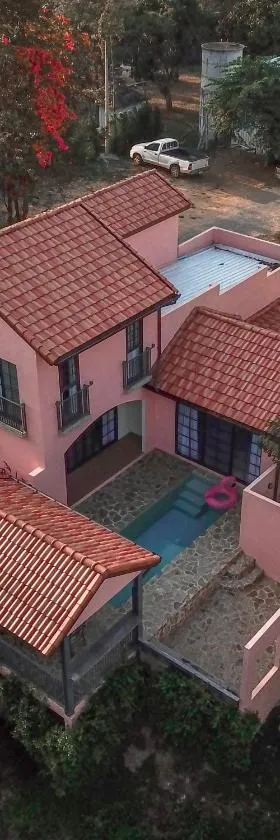 Pink Villa by Tubtao Sleepy Hill，位于Pong Talong的酒店