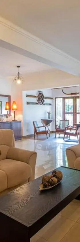 Spacious 4BR 4BA Family Villa wt Balcony & Lavish Garden，位于Ratmalana的酒店
