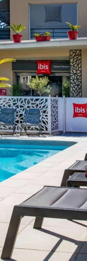 IBIS Cannes Mouans Sartoux Piscine parking gratuit，位于穆昂萨尔图的酒店