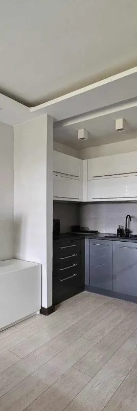 Apartament w centrum miasta z balkonem，位于亚斯琴别-兹德鲁伊的酒店