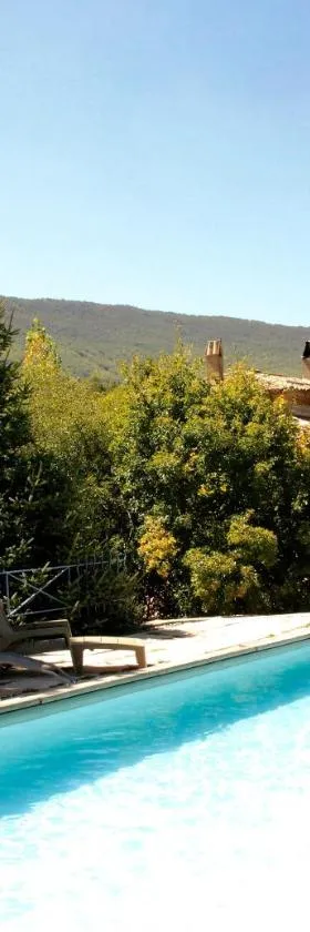 Le Moulin de la Viorne, gîte avec piscine au cœur de la nature en Haute-Provence，位于Les Omergues的酒店