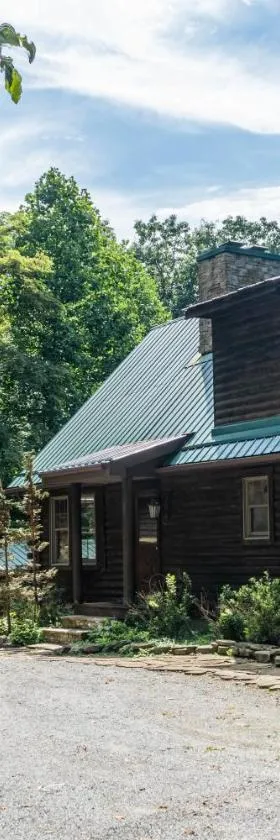 Cozy 2 Bedroom Cabin Nestled in Wooded Hideaway，位于蒙特雷的酒店
