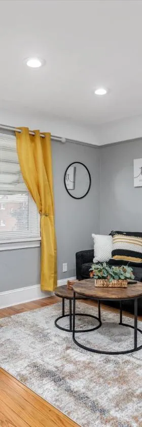 Modern & Cozy East Side Gem ~ Queen Beds ~ Parking，位于底特律的酒店
