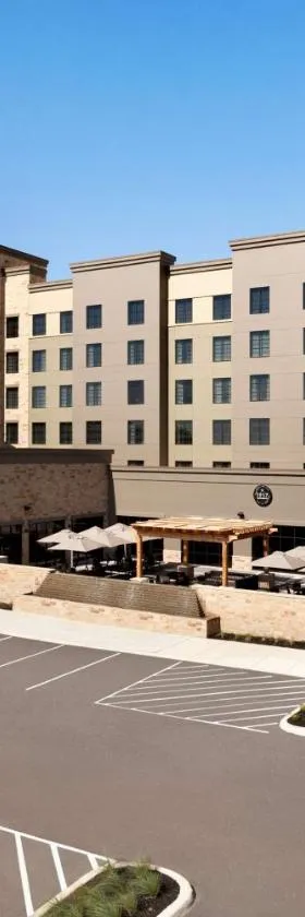 Embassy Suites San Antonio Brooks City Base Hotel & Spa，位于圣安东尼奥的酒店