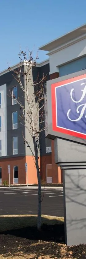 Hampton Inn & Suites Warrington Horsham，位于沃灵顿的酒店