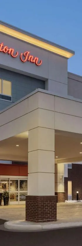 Hampton Inn Brooklyn Park，位于布鲁克林帕克的酒店