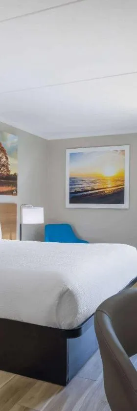 Days Inn & Suites by Wyndham Fort Bragg/Cross Creek Mall，位于费耶特维尔的酒店
