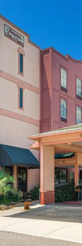 Hampton Inn & Suites Amelia Island-Historic Harbor Front，位于费南迪纳比奇的酒店