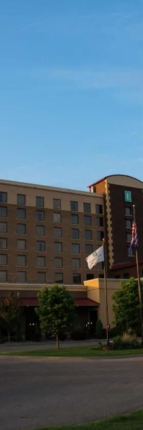 Embassy Suites by Hilton Minneapolis North，位于布鲁克林中心的酒店