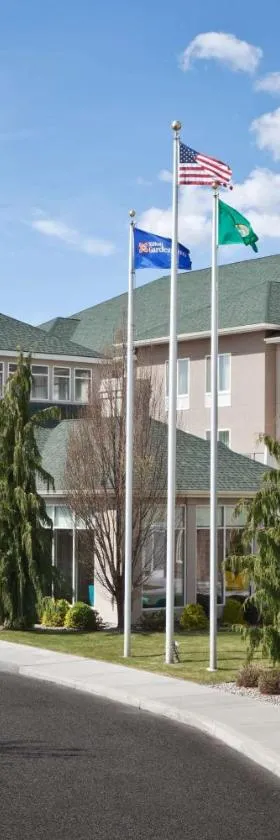 三城/肯纳威克希尔顿花园酒店，位于肯纳威克的酒店