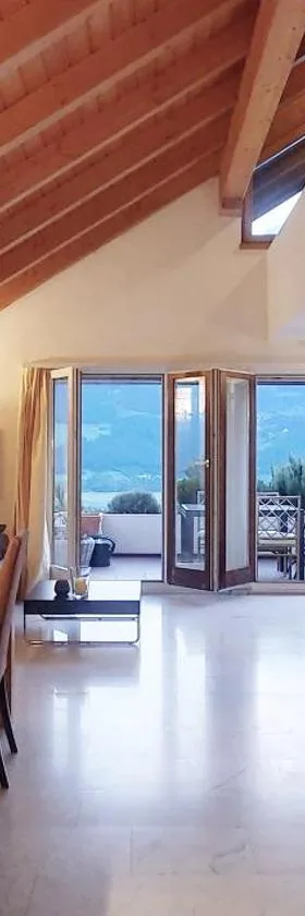 HeidiHoliday-Jenins Grand Maisonette-Attika mit Office & Relax-Bereich, Aussenparkplatz & Garage, geschützte Sonnen-Panoramaterrasse, Aufgewertet 2024，位于Jenins的酒店