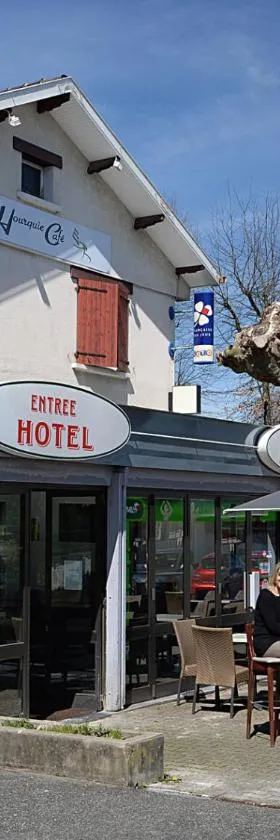 胡尔基咖啡馆酒店，位于Morlaas的酒店