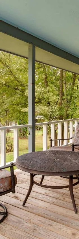 Doyline Cottage with Large Porch and Lake Access!，位于Doyline的酒店