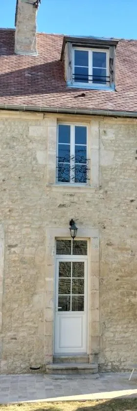 La chambre des Remparts，位于法莱斯的酒店