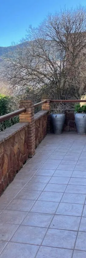 Casa rural con terraza magnífica y 4 habitaciones，位于Benecid的酒店