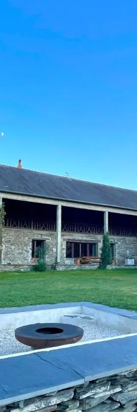 Gîte avec piscine intérieur, Le Repère de Choiseau，位于Challain-la-Potherie的酒店