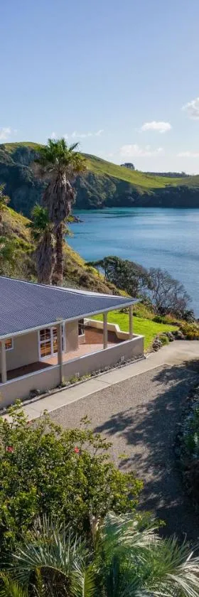 Seascape Point - Mahinepua Bay Clifftop Retreat，位于Mahinepua的酒店
