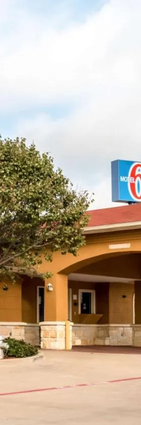 Motel 6 Alvarado TX，位于Alvarado的酒店