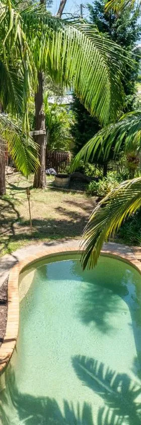 VIVID - Warm & Cosy House, pool, ev station, fireplace，位于Summerland Point的酒店