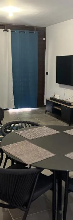 APPARTEMENT T3 COSY et PAISIBLE avec JARDIN à REMIRE-MONTJOLY，位于Rémiré的酒店