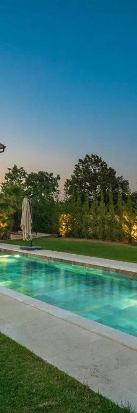 Villa Linnelle seaview- Rovinj, heated pool，位于Burići的酒店