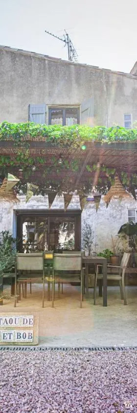 Oustaou de Betty et Bob，位于Le Cailar的酒店