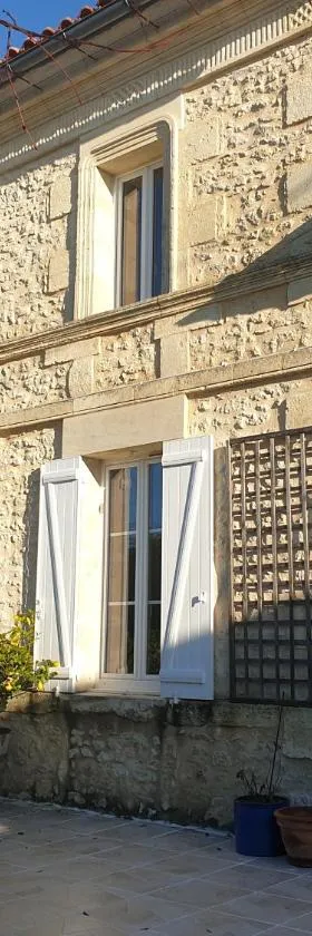 Maison de charme avec suite parentale et grande piscine extérieure，位于Anglade的酒店