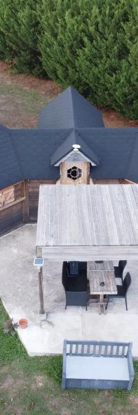 CHALET ATYPIQUE LOLA type KOTA location en gîte，位于Chazemais的酒店