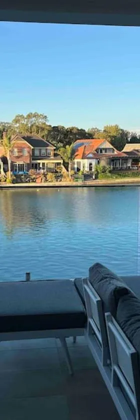 Luxury on the Lake，位于Cheltenham的酒店