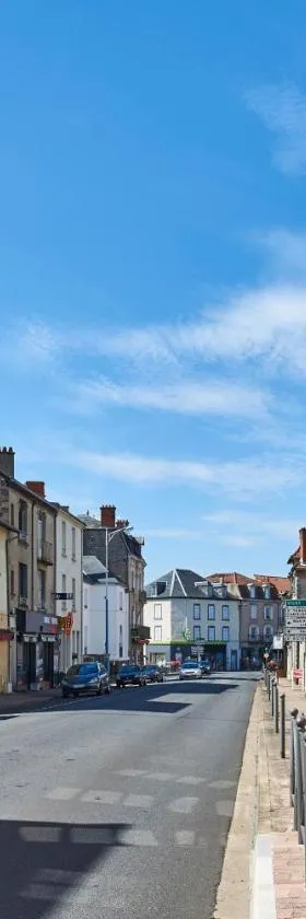 Originals Boutique, Hôtel Larivaut, Puy-Guillaume，位于Puy-Guillaume的酒店