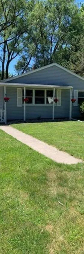 Quiet home three bedroom home in peaceful neighborhood，位于萨吉诺的酒店